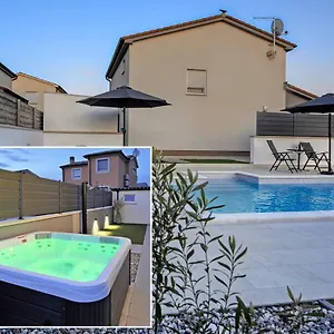Casa Tara Three-bedroom Ferienhaus