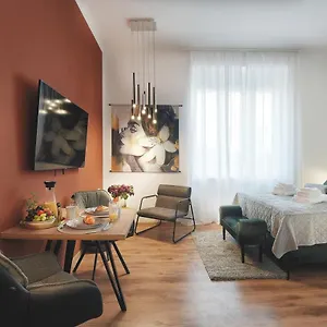 Emi Luxury Pula