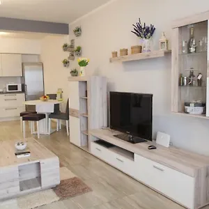 Spacious With Private Parking Pula
